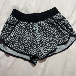 Lululemon tracker black & light blue Leopard Print Women’s Shorts size 8 EUC